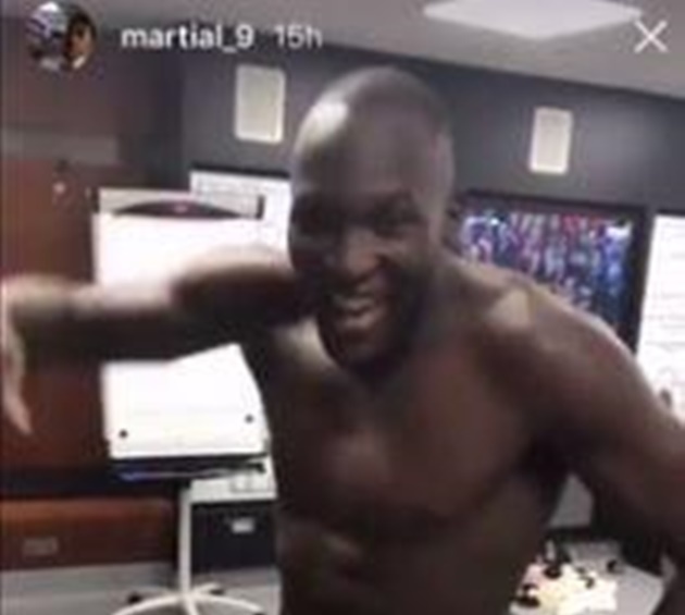 Sau đó, Lukaku phụ theo với một điệu nhảy cực riêng.