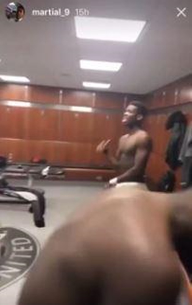 Thấp thoáng đằng sau là Pogba với một câu hát.