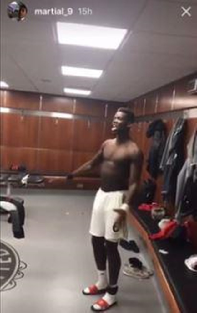 Về phần "văn nghệ", Pogba không hề thua kém bất cứ cầu thủ nào trong đội.