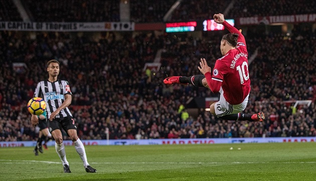 Ngoài ra, đêm qua, "sư tử" Ibra cũng trở lại sau hơn nửa năm chấn thương. Rõ ràng, Man Utd đang trở lại mạnh mẽ và sẵn sàng san lấp khoảng cách 8 điểm với  Man City.