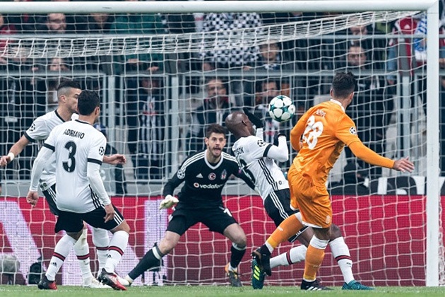 Tuy nhiên, thật bất ngờ, Porto là đội vượt lên dẫn trước. Phút 29, Ricardo Pereira căng ngang cho Felipe dứt điểm một chạm, khai thông thế bế tắc của trận đấu.