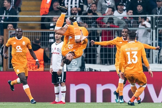 Felipe khiến CĐV trên sân Vodafone Arena chết lặng với một cú santo.