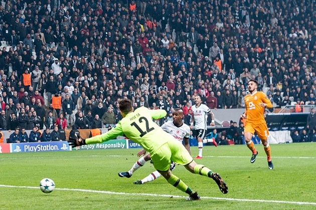 Tuy nhiên, niềm vui của Porto tồn tại rất ngắn ngủi. Phút 41, Cenk Tosun đi bóng bên cánh trái. Anh đánh bại hậu vệ đội khách rồi căng ngang cho Talisca. Dĩ nhiên, ở tư thế trống trải, Talisca đã kéo trận đấu về vạch xuất phát.