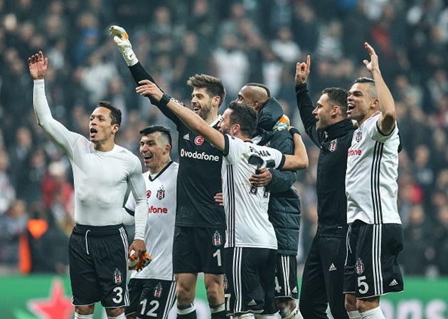 Trong một bảng đấu mà Besiktas bị đánh giá kém nhất. Họ đã vượt qua một cách rất bản lĩnh. Thậm chí, Besiktas còn có vé đi tiếp trước 1 vòng đấu, sánh vai với những đội bóng lừng danh như Real, Man City.
