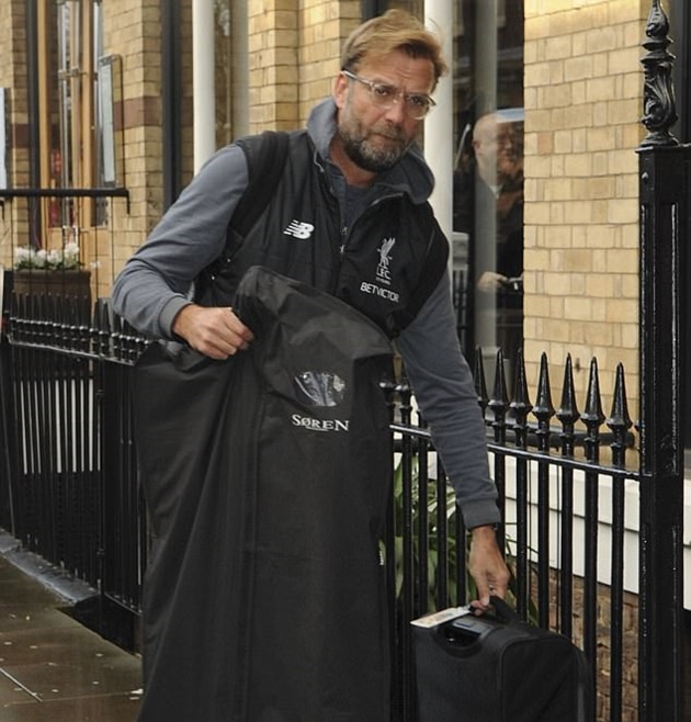 Theo tiết lộ của báo giới Anh, Klopp đã dành cả buổi chiều để họp bàn chiến thuật trước trận thư hùng với Chelsea vào 00h30 (giờ VN) khuya nay.