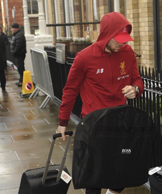 Alberto Moreno lầm lũi tiến vào khách sạn Hope Street.