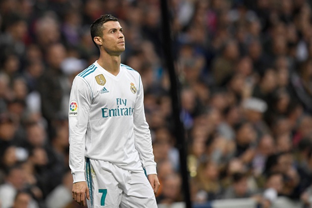 Ronaldo bỏ phí hai cơ hội mười mươi trong hiệp một và anh tỏ rõ sự thất vọng.