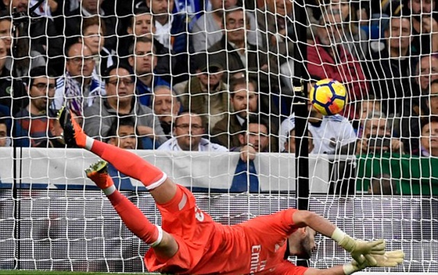 Bất ngờ lại đến ở phút 58 khi Gonzalo Castro sút xa cực căng, tung lưới Real lần thứ hai.