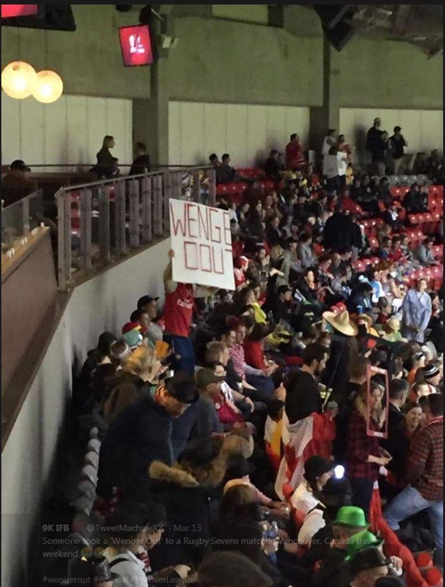 Đây là một trận bóng bầu dục ở Vancouver, Canada. Thế mà ông Wenger cũng "đay nghiến".