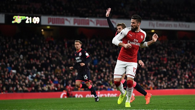 Sang hiệp hai, Giroud được tung vào sân thay cho Lacazette. Anh ngay lập tức để lại dấu ấn bằng một pha đệm lòng chuẩn xác ở phút 68.