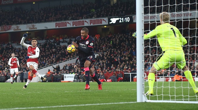 Chỉ một phút sau, Sanchez lên tiếng với một pha nã đại bác ở cự li gần.