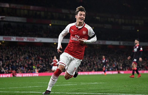 Người có đường chuyền quyết định vẫn là Ozil.