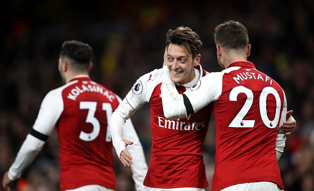 Người kiến tạo cho Giroud là cầu thủ đang bị đồn mắc chứng bệnh "Barca" - Mesut Ozil.