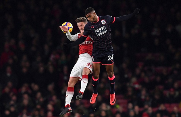 Huddersfield cũng có một vài cơ hội rõ rệt ở cuối hiệp một. Nhưng, Cech và Koscielny đã kịp thời tỉnh táo để giải nguy cho đội nhà.