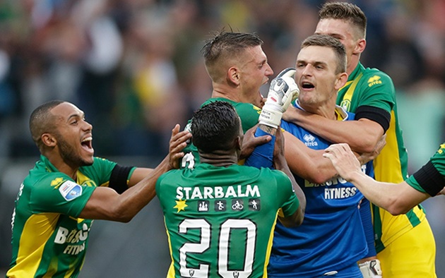 Martin Hansen (Den Haag) đã có một pha đánh gót khó tin làm tung lưới PSV Eindhoven vào tháng 8/2015. Đây hẳn là khoảnh khắc đáng nhớ nhất trong sự nghiệp của Hansen.