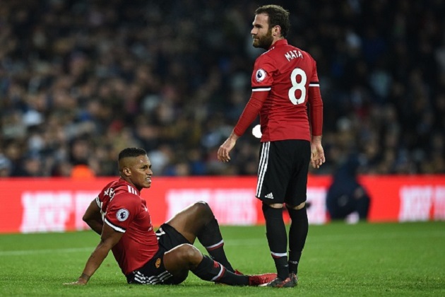 Giữa hiệp hai, Man Utd chịu một tổn thất không nhỏ khi hậu vệ Valencia dính chấn thương gân kheo và rời sân. Theo báo chí Anh, anh phải nghỉ thi đấu đến hết năm.