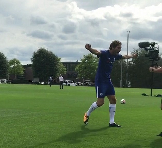 Alonso ăn mừng siêu phẩm như thể vô địch Champions League.