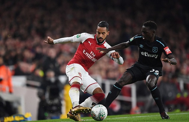 Ngay từ những phút đầu, Arsenal đã ào lên tấn công dựa vào sự cơ động ở hai cánh.