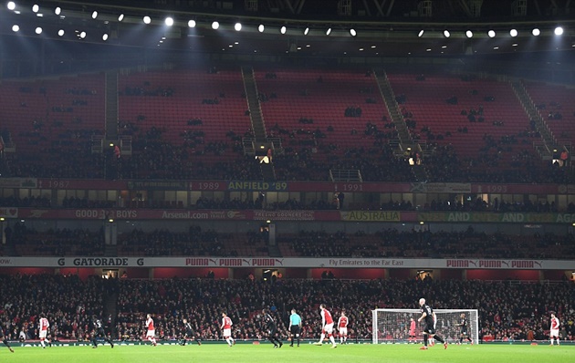 Sân Emirates hôm nay khá thưa khách.