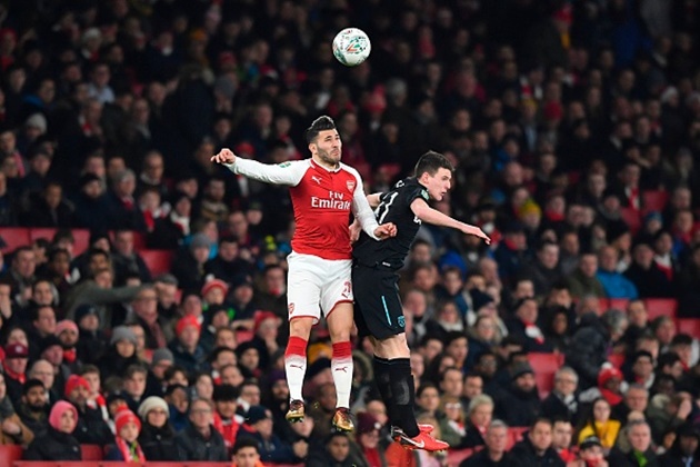 Tuy nhiên, khi West Ham lùi về cố thủ, Arsenal bắt đầu nhồi bóng bổng.