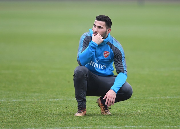 Kolasinac vừa mới đá chính trước West Ham. Có vẻ, Giáo sư cần xoay tua ở vị trí hậu vệ trái.