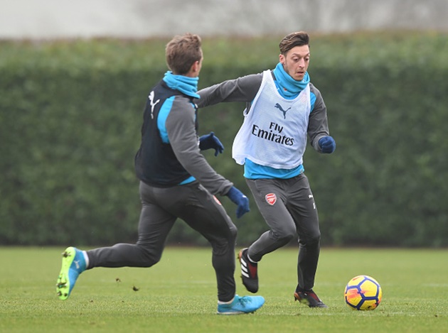 Ozil vẫn là một nhân tố quan trọng trong mọi đợt hãm thành của Pháo thủ. Có thông tin, anh đã chịu ngồi vào bàn đàm phán với BLĐ.