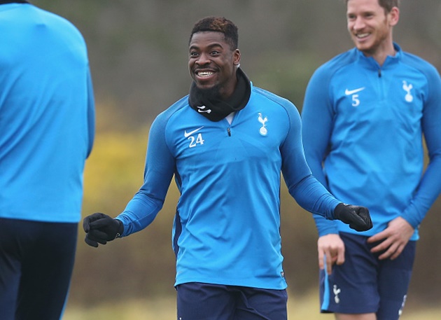 Aurier vẫn là "cây hài" trên sân tập của Gà trống như thường lệ.