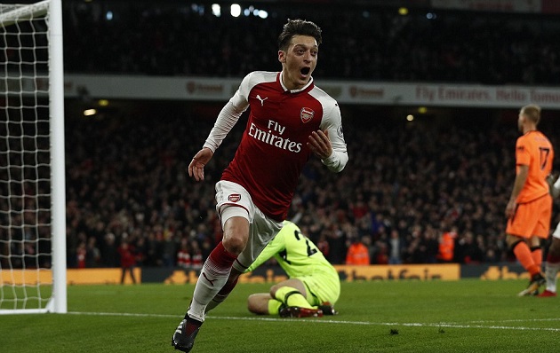 Ozil và bàn thắng thứ 3 của Pháo thủ chỉ trong vòng 5 phút.