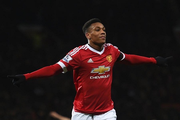 Trong khi đó, Martial sẽ bám biên trái.