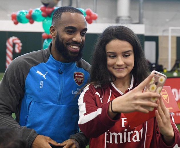 Lacazette dù là tân binh nhưng cũng được khá nhiều người hâm mộ.