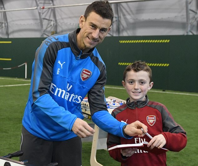 Một em nhỏ tranh thủ xin chữ kí của trung vệ Koscielny.