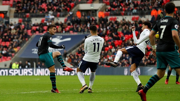 Tadic tận dụng pha đấm bóng không dứt khoát của Lloris để rút ngắn tỉ số xuống còn 5-2. ở phút 82.