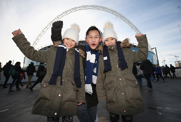 CĐV Tottenham đã lần lượt tiến vào sân.