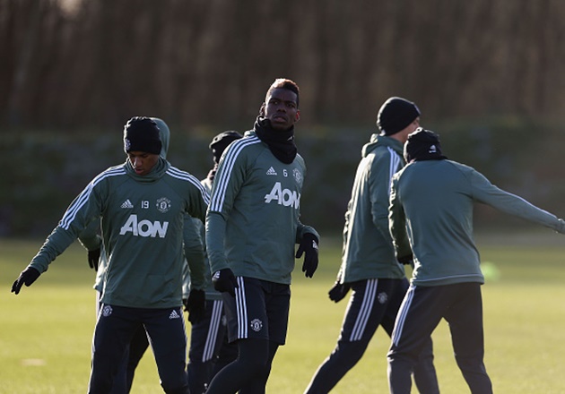 Pogba hiện đang mất hút trong cách chơi của Quỷ đỏ. Khả năng sáng tạo của tiền vệ này gần như bằng 0 khi Man Utd chơi lật cánh đánh đầu.