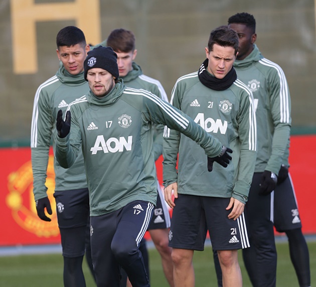 Mật độ thi đấu dày đặc cũng là cơ hội để những cầu thủ ít được ra sân như Blind, Herrera hay Lingard tranh thủ sự tín nhiệm của Mourinho.