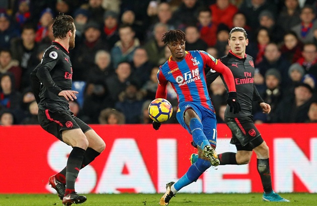 Bellerin nhiều lần bị Zaha qua mặt.