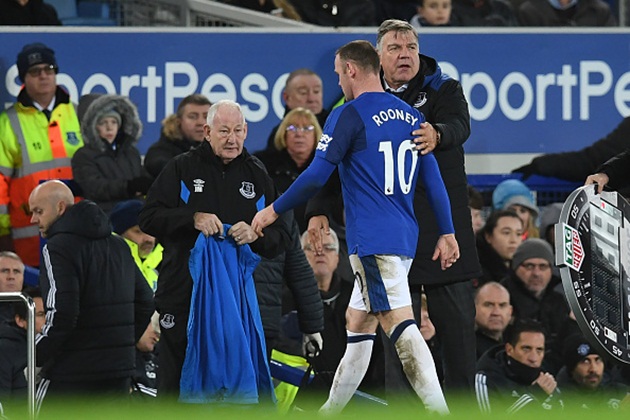 Rooney được Big Sam rút ra khỏi sân ngay sau đó.