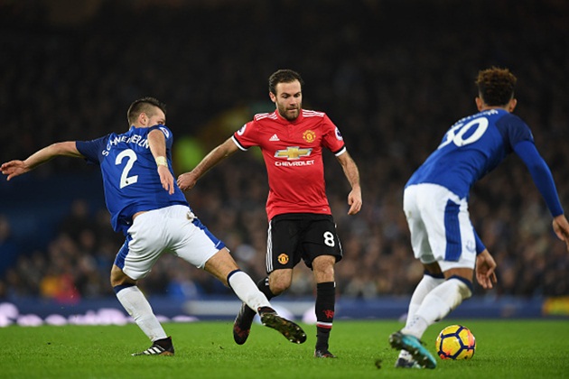 Mata cũng suýt có một siêu phẩm nếu xà ngang không từ chối pha sút xa của anh.