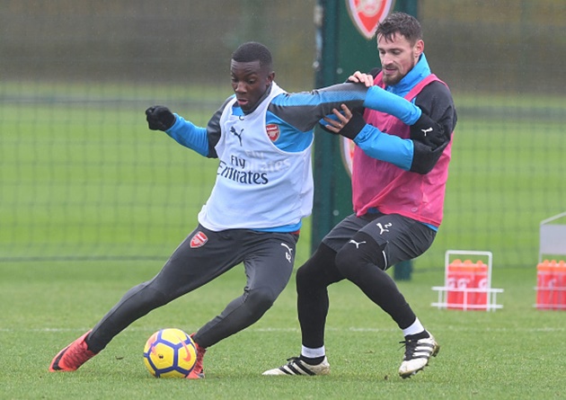 Sau sai lầm của Chamber, CĐV Pháo thủ muốn thấy cái tên Debuchy trong đội hình chính.