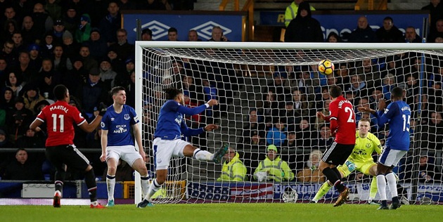 Phút 57, nhận đường chuyền của Pogba, Martial sửa lòng vào góc cao mở tỉ số cho trận đấu.