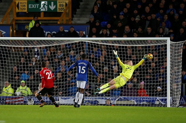 Đây là tình huống Pickford đã bay người hết cỡ nhưng không thể chạm tay vào bóng.