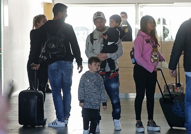 Đi cùng anh còn có Suarez và Mascherano.