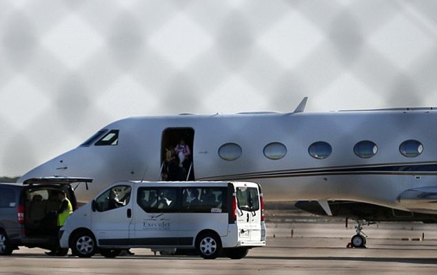 Theo ghi nhận của các phóng viên, hôm qua, ngôi sao của Barcelona đã đáp chuyến bay đến Tây Ban Nha để hội quân cùng đồng đội.