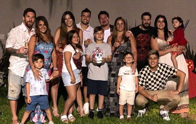 Đại gia đình của Messi chụp ảnh mừng năm mới.