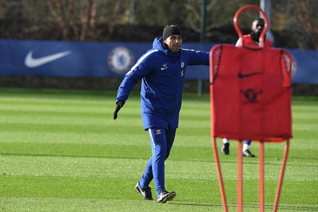 Có lẽ vì vậy, ông liên tục hò hét trên sân tập.