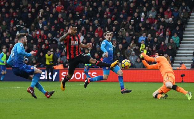 Hàng thủ Arsenal ngơ ngác trước cú ra chân của Callum Wilson - Bóng Đá