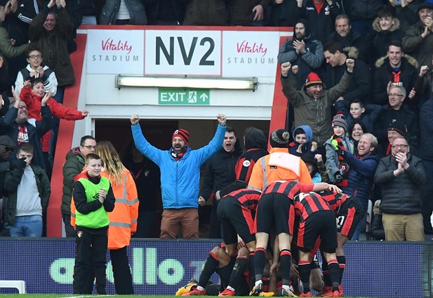 Hàng thủ Arsenal ngơ ngác trước cú ra chân của Callum Wilson - Bóng Đá