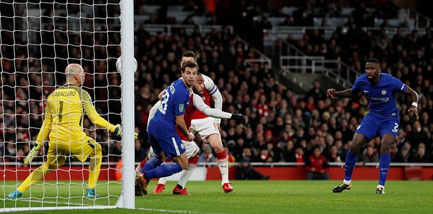 Hàng thủ Chelsea ngớ người sau cú đánh đầu của Nacho Monreal - Bóng Đá