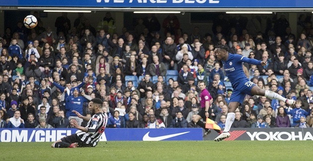 Hậu vệ Newcastle bất lực trước khả năng săn bàn của Batshuayi - Bóng Đá