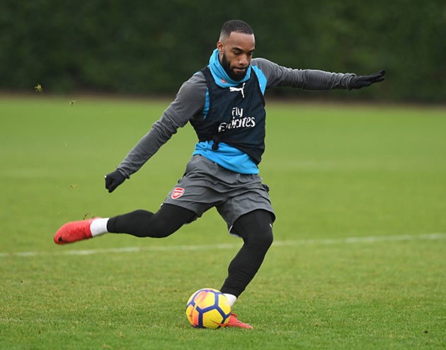 Lacazette khiến các đồng đội mệt nhoài trên sân tập - Bóng Đá